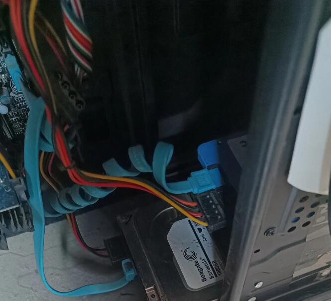 家里的臺(tái)式電腦